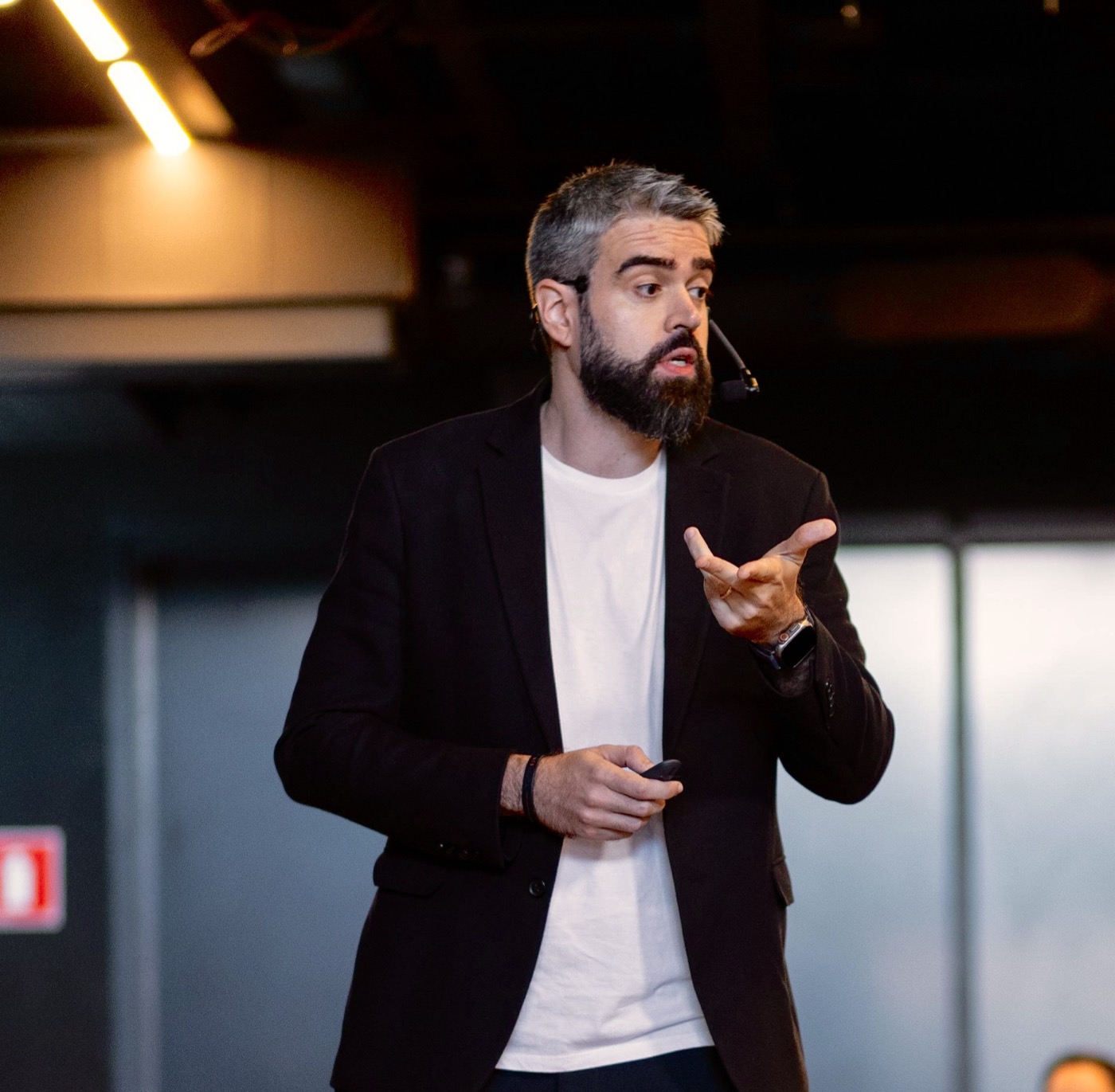Vitor Esprega palestrando sobre liderança e desenvolvimento empresarial